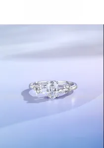 Dettaglio dell'anello in argento sterling S925 con marchio 925 e zircone scintillante