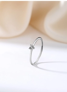 Macro shot of 1mm S925 sterling silver ring with a heart-shaped zircon stone