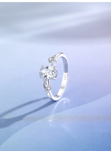Macro dell'anello in argento S925 con gemma ovale e incastonatura elegante a quattro griffe