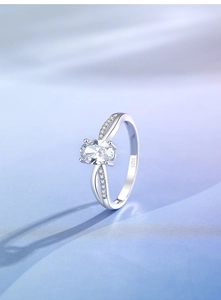 Makroaufnahme eines Zirkonia-Rings mit S925-Silber-Torsionsband auf Satin-Hintergrund