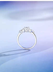 Dettaglio dell'anello in argento 925 con gemma ovale e pietre laterali marquise