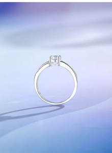 Detailansicht eines Zirkonia-Rings mit ovalem Schliff und gedrehtem Pavé-Besatz
