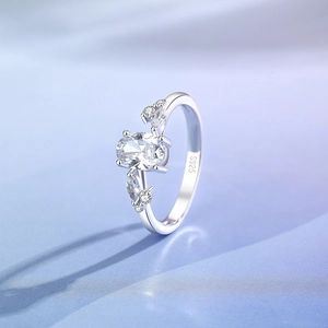 Elegante anello in argento sterling S925 con pietra ovale e diamanti laterali