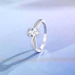 Ovaler Zirkonia-Ring aus S925 Sterlingsilber mit verdrehter Ringschiene und Pavé-Besatz