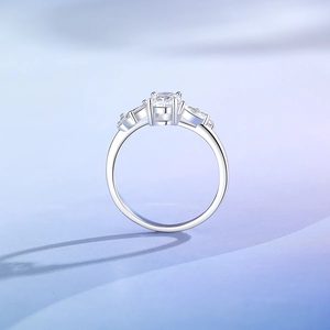 Anello scintillante in argento 925 con moissanite rotonda su sfondo sfumato blu-viola