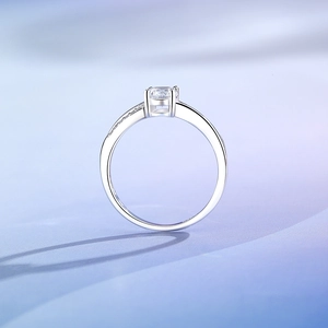 Ovaler Zirkonia Verlobungsring aus S925 Sterlingsilber mit pavé-besetzter Ringschiene