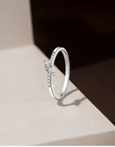 Vue détaillée d'une bague en argent S925 avec marquise et diamants micro-pavés sur anneau fin