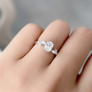 Elegante anello in argento S925 con grande pietra ovale e diamanti laterali accento