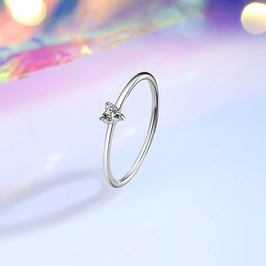 Minimalist S925 sterling silver 1mm round band ring with heart-shaped cubic zirconia stone