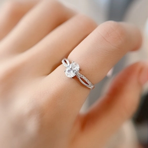 Eleganter S925 Sterlingsilber Ring mit ovalem Edelstein und verzweigter Diamantbesatzband