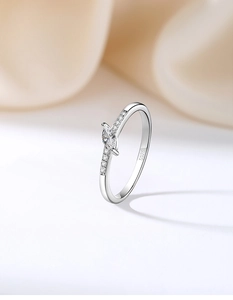 Détail de la bague en argent S925 avec diamant marquise et poinçon à l'intérieur de l'anneau