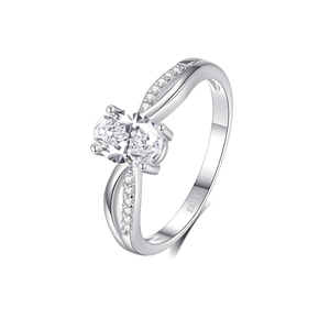 Eleganter Ring aus S925 Sterlingsilber mit ovalem Zirkonia und gedrehter Ringschiene