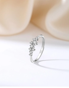 Detail von S925 Sterlingsilber Ring mit funkelnden Zirkonia-Steinen auf Seidenstoff