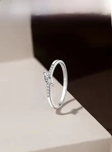 Gros plan sur la bague en argent S925 avec un zircon blanc étincelant de taille marquise