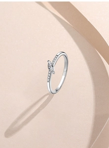 Détail macro d'une bague en argent S925 avec diamant taille marquise et gravure précise