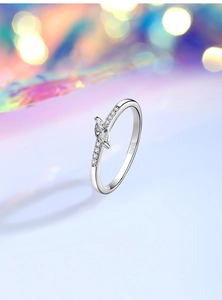 Vue détaillée du poinçon S925 sur la bague asymétrique avec diamant marquise