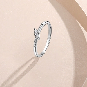 Bague minimaliste en argent sterling S925 avec zircon marquise sur socle beige