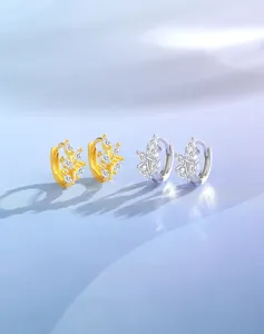 Détail de créoles feuilles en argent S925 avec zircons blancs taille marquise élégants