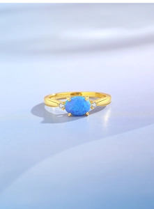 Makroaufnahme von 925er Silberring in Gold mit blauem ovalem Opal und kleinen Diamanten