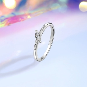 Bague élégante en argent sterling S925 avec diamant marquise et pierres latérales fines
