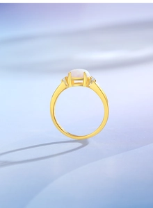 Detailansicht eines vergoldeten S925 Silberrings mit ovalem Opal und kleinen Seitensteinen