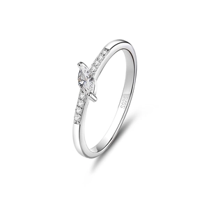 Bague élégante en argent 925 avec cristal de marquise et pierres latérales brillantes