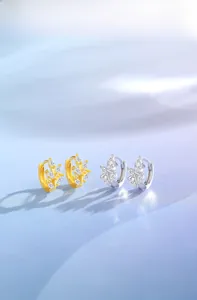 Détail de créoles feuille en argent S925 avec zircon marquise en doré et argenté