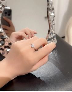 S925 sterling silver ring featuring bamboo texture band and round cluster diamond setting
