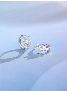 Macro des boucles d'oreilles en argent en forme de feuille avec zircons marquise