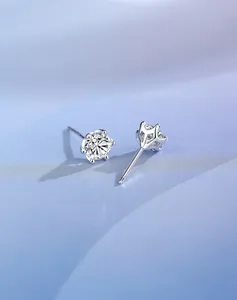 Vue macro détaillée des puces d'oreilles en moissanite 0,5CT avec monture classique à 6 griffes