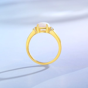 Eleganter 925 Silberring in Gold mit weißem ovalem Opal und kleinen Diamanten