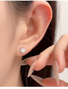 Rendu porté d'une boucle d'oreille en argent avec moissanite 0,5ct et six griffes