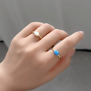 925er Silberringe vergoldet mit ovalen weißen und blauen Opalen und Diamanten