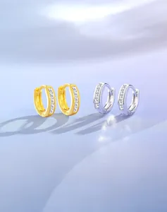 Vue détaillée des créoles en argent S925 avec zircons carrés en finitions or et argent