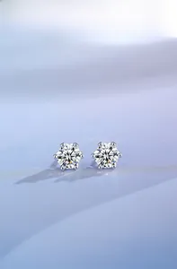 Vue détaillée des boucles d'oreilles couronne à six griffes en argent 925 et moissanite brillante