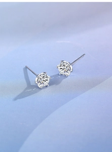 Vue macro d'une boucle d'oreille en argent 925 sertie d'une moissanite à six griffes