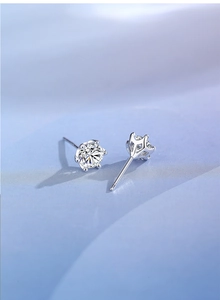 Vue détaillée des boucles d'oreilles couronne à quatre griffes en argent S925 et moissanite
