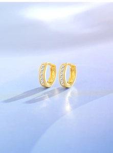 Détail des boucles d'oreilles créoles en argent S925 avec zircons carrés incrustés
