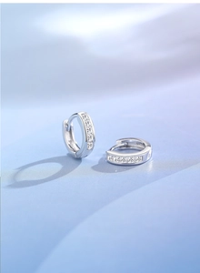 Vue macro de boucles d'oreilles créoles en argent S925 avec zircons et poinçon précis