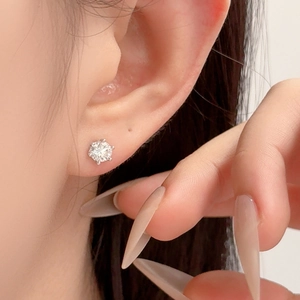 Puce d'oreille couronne 6 griffes en argent 925 avec moissanite brillante de coupe ronde