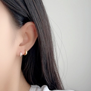 Boucles d'oreilles créoles minimalistes en argent S925 avec zircons carrés or et argent