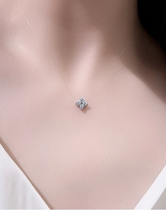 Dettaglio collana quadrifoglio argento S925 con zircone su filo di nylon invisibile
