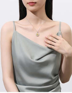 Detailaufnahme der S925 Silberkette mit quadratischem gelben Edelstein und Diamanthalo