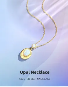 Détail du collier en argent S925 plaqué or avec opale blanche ovale et petite pierre