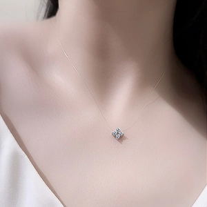 Elegante collana a quadrifoglio in argento S925 con zirconi su filo di nylon invisibile