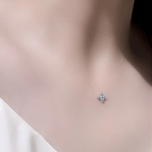 Pendente quadrifoglio in argento S925 su collana a filo di lenza invisibile per donna