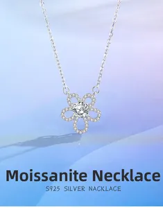 Macro d'un pendentif fleur en argent S925 avec moissanite et sertissage micro-pavé