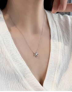 Gros plan du collier pendentif fleur en argent S925 avec zircons scintillants