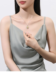 Nahaufnahme der S925 Silberkette mit Asscher-Schliff gelbem Edelstein auf einem Model