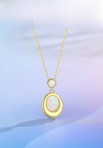 Gros plan d'élégants pendentifs doubles en opale sur chaîne en argent S925 doré brillant